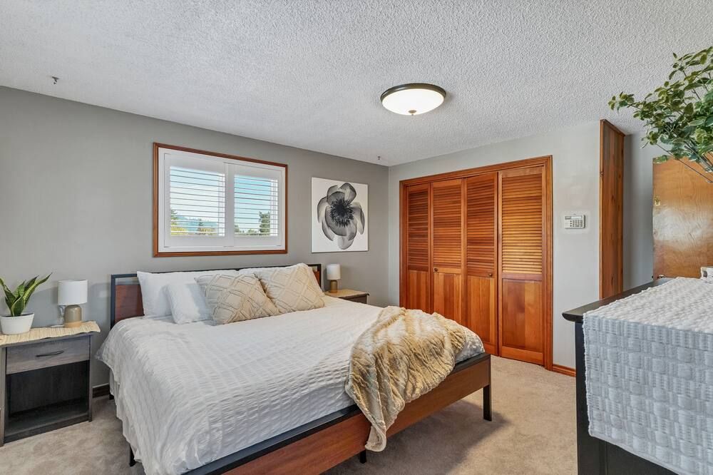 Two story home with 4 bedrooms and 2.5 bathrooms. Big fenced back yard with covered patio. This home features two living rooms with TV's and high speed internet. Pool is open during summer months, see listing details for exact dates. - Lebanon - Habitación