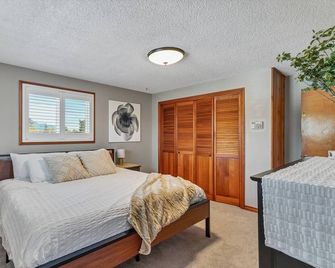 Two story home with 4 bedrooms and 2.5 bathrooms. Big fenced back yard with covered patio. This home features two living rooms with TV's and high speed internet. Pool is open during summer months, see listing details for exact dates. - Lebanon - Habitación