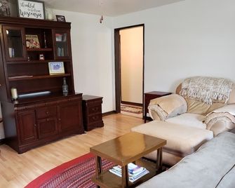 Historic Greendale Original within short walking distance of the quaint village - Greendale - Sala de estar