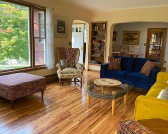 Spacious Mid Century house, perfect for families and close to city center. - Hamilton - Living room