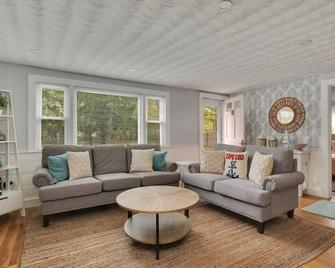 Stay On The Cape Vacation Rentals: Perfect Spot In Yarmouth Book Now & Relax - Yarmouth - Phòng khách