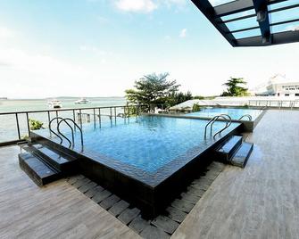 Lovina at One Residence - Batam - Uima-allas