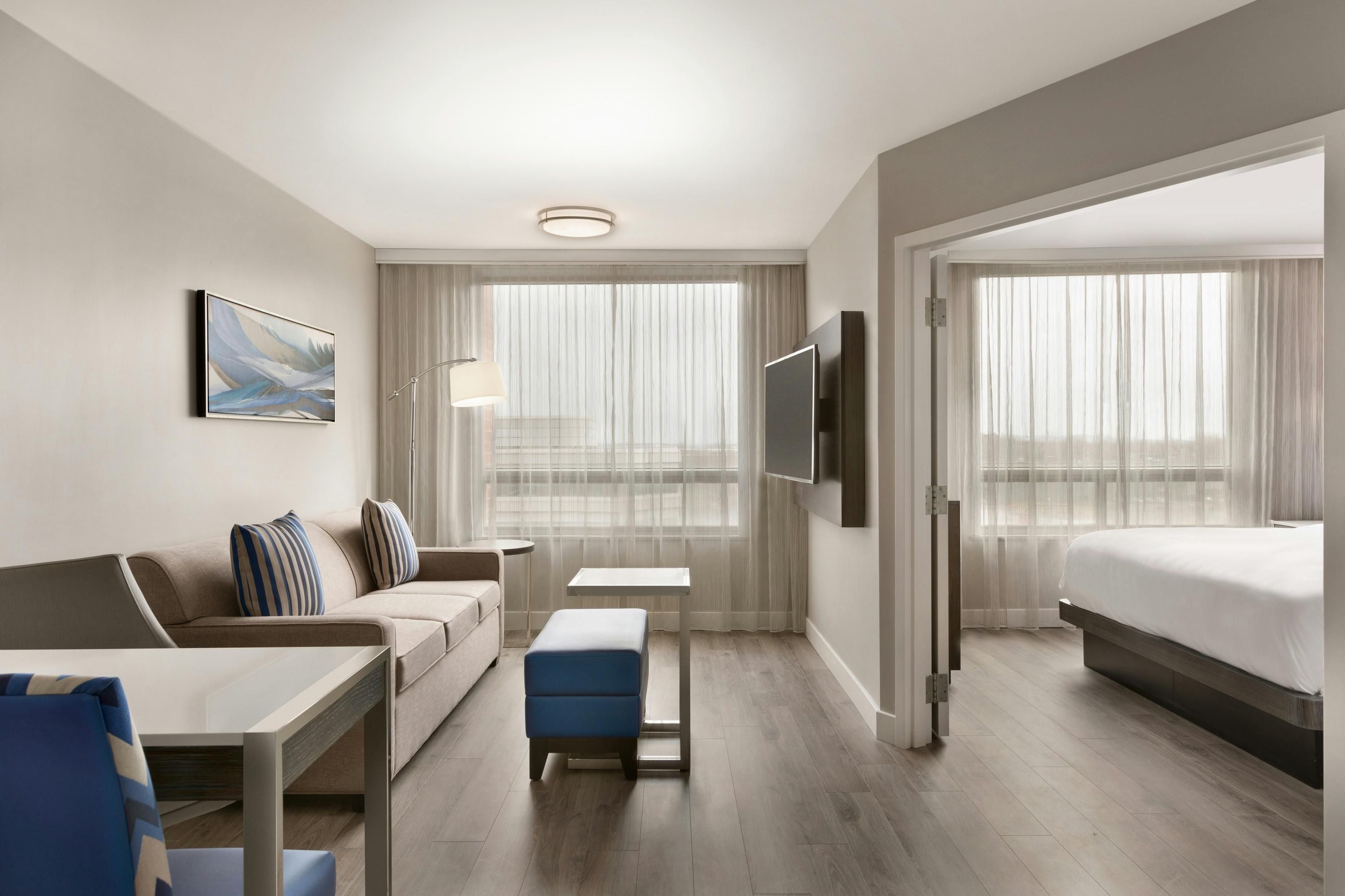 Embassy Suites by Hilton Montreal Airport - Pointe-Claire - Wohnzimmer