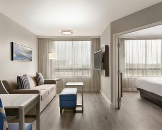 Embassy Suites by Hilton Montreal Airport - Pointe-Claire - Вітальня