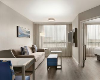 Embassy Suites by Hilton Montreal Airport - Pointe-Claire - Wohnzimmer