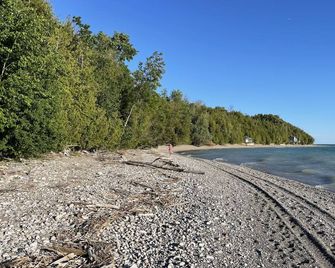 Lake-view Cottage on the bluffs above Lake Huron. Private Stairs down to beach. - Goderich - Beach