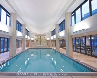 Skyline & Lake Views - Luxury Downtown Suite - Pool - Gym - Hot Tub - Toronto - Pileta