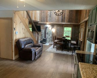 Boats n’ Slopes ~4 season secluded cottage - Union Dale - Sala de estar