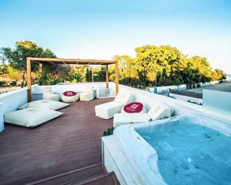 Noha Lifestyle Hotel - Пула - Басейн