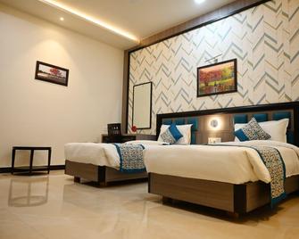 Hotel Satya Inn - Varanasi - Schlafzimmer