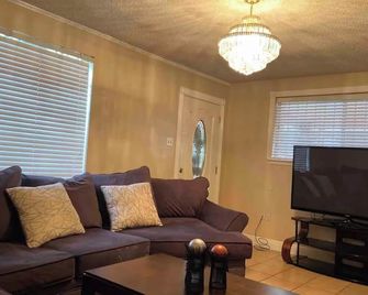 Wonderful 2-bedroom house with central AC in vibrant New Orleans - ניו אורלינס - סלון
