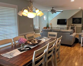 Cozy, Clean, and Comfortable 3 Bedroom/ 2.5 Bath Home in Sneads Ferry, - Sneads Ferry - Comedor