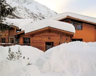 Chalet Alpina Hotel & Apartments - La Thuile - Building