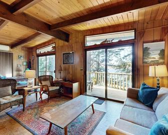 Unique lakefront cabin near the dunes with a private dock & fireplace - Dunes City - Living room
