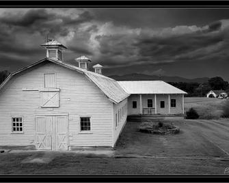 Quaint Cottage with Majestic Mountain Views - Close to Parkway & Lynchburg - Bedford