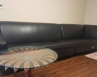 Remodeled River/water front country home in nature and camping spot - Tweed - Living room