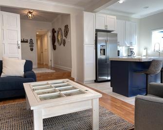 Hermosa Coastal Home - Hermosa Beach - Living room
