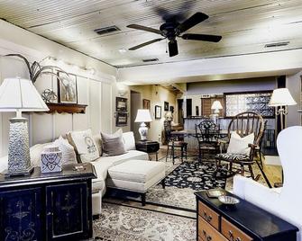 \'Upscale Urban Charm/Outdoor Adventure\' New River Gorge Dt Fayetteville - Fayetteville - Wohnzimmer