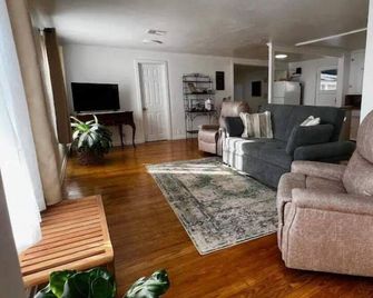 Stay Simple:Peaceful Home Spacious McAlester Home with Yard,Patio,Easy Parking - McAlester - Oturma odası