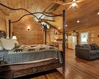 Cowboy cabin. Modern log cabin spacious studio with HOT TUB that will take you back in time. - Tellico Plains - Bedroom