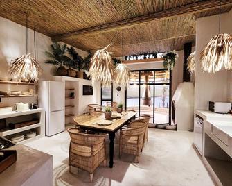 Buff & Fellow Eco Cabins - George - Yemek odası