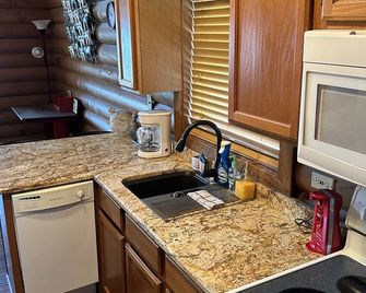 Large waterfront cabin with dock and access to Lake Okeechobee - Okeechobee - Kitchen