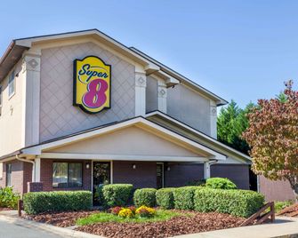Super 8 by Wyndham Charlotte/Amusement Park Area - שרלוט - בניין