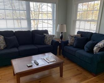 Beautiful lakeside property with full amenities - Auburn - Living room