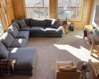 Spacious 5-bedroom 3-Bath house with WiFi, AC in welcoming Lakeview Oregon - Lakeview - Obývací pokoj