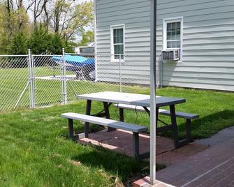 Beautiful Retreat Located in Rock Hall - walk to everything! - Rock Hall - Patio