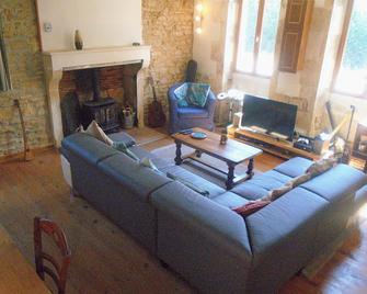 Rural Farmhouse With Spacious Garden Near Charroux - Charroux - Sala de estar