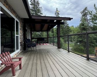 Amazing sunsets and fishing on this lakefront cabin just minutes from Kenora! - Kenora - Balcony