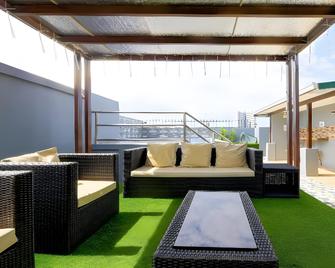 OYO 848 Dona Aurora Condotel - Manila - Balcony