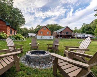 Luxurious Lakefront Log Home with Private Dock and fenced in yard - Augusta - Patio