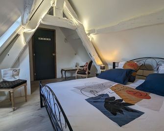 Charming Gîte in Medieval Town with Private Garden and Nearby Historic Sites - Château-Renard - Habitación