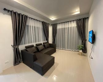 บ้านพูลทรัพย์ บ้านเดี่ยวสนามชัย - Phibun Mangsahan - Living room