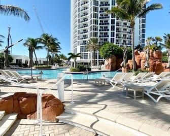 21st Floor Luxury Suite at Trump Int Resort - Sunny Isles Beach - Pool