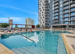 Luxury 1 BR with Den Downtown Tampa Apt: City Views, Rooftop Pool, Workspace - Tampa - Pool