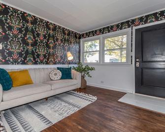 Lakeview Luxe Boho Bungalow - 5 mi to GOTL, close to Ashtabula Harbor & Wineries - Ashtabula - Sala de estar