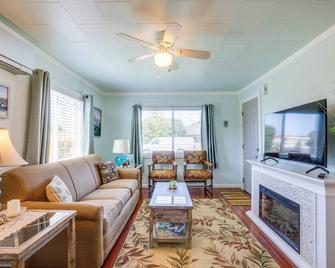 Walk to Gold Beach Charming Cottage with Yard! - Gold Beach - Huiskamer