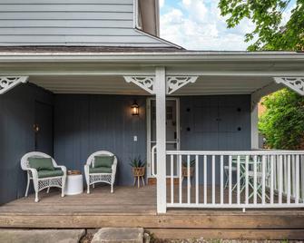 Carriage Cottage- in the Heart of Everything Delaware - Delaware - Patio