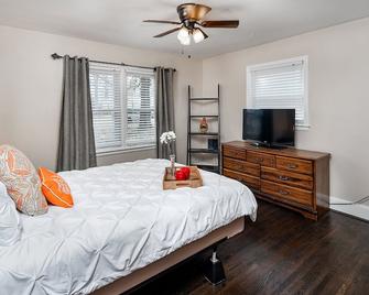 Serene & Spacious | 5mi to Uptown | Huge Backyard - Charlotte - Bedroom