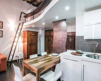 In Front Of Coliseum - Roma - Mutfak