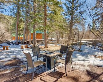 Colorado Mountain Retreat on Cucharas River! - La Veta - Patio