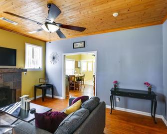 Spacious Albany Retreat Near Flint River Trail! - Albany - Living room