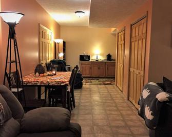 Comfortable home 2 1/2 mi. to downtown Bloomington, minutes to campus - Bloomington - Dining room