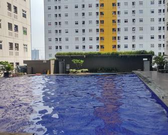 Comfortable And Strategic 2Br At Green Pramuka City Apartment - Yakarta - Piscina
