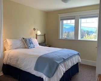 Pastoral, Minutes to town, trails and wineries and a hot tub! - Duncan - Slaapkamer