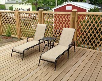2br Suite with Private Garden - Downtown Suttons Bay - Walk to Everything! - Suttons Bay - Balcony