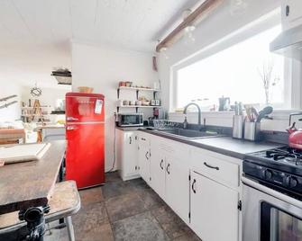 Charming Ashland Cottage on 5+ acres—minutes to Windham Mountain - Prattsville - Cocina